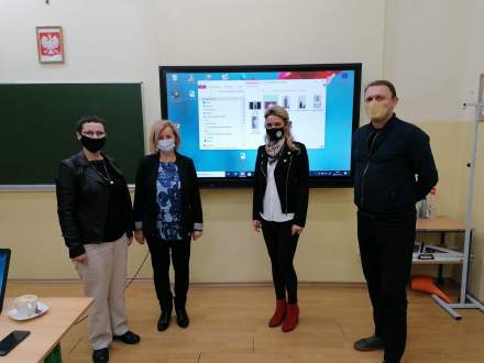 Od lewej organizatorka konkursu Cecylia Suszka oraz jury w osobach Danuta Legierska, Aneta Legierska i Bogusław Słupczyński w sali lekcyjnej ZSP w Istebnej; w tle telewizor na którym wyświetlano wystąpienia uczestników w wersji online