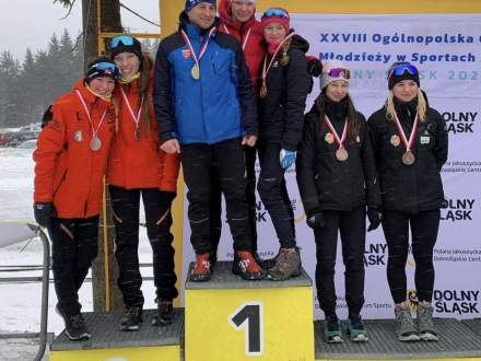 Kamila Idziniak i Oliwia Sroka (pierwsze miejsce) oraz Anna Probosz i Anna Kobielusz (trzecie miejsce) na podium sprintu drużynowego (foto: media społecznościowe)