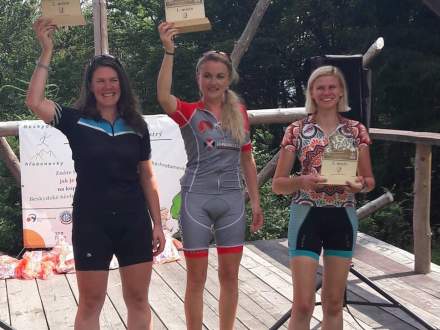 Anna Kaczmarzyk na podium MTB Beskidy Ostry