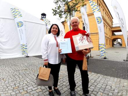 Tadeusz Leżański i Dyrektor Gminnego Ośrodka Kultury Łucja Dusek-Francuz; w tle namiot i budynek o piaskowej elewacji