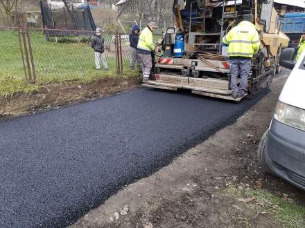 Nakładanie warstwy bitumicznej.