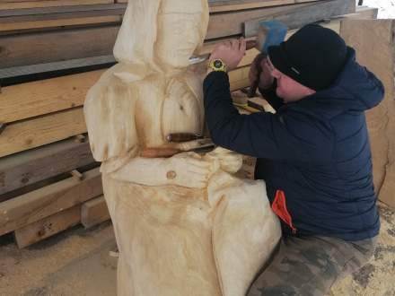 Rzeźbiarz przy pracy z rzeźbą koronczarki - realizowane w ramach projektu Fortyfikacje Szańce - wspólna historia, która łączy do dzisiaj
