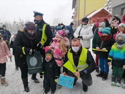 Uczestnicy akcji Świeć Przykładem odbierają odblaski przekazane przez Policję i Radio Bielsko i Urząd Gminy Istebna