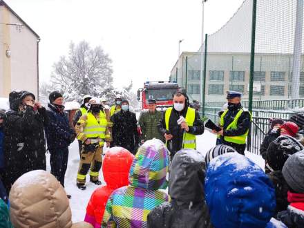 Uczestnicy akcji Świeć Przykładem odbierają odblaski przekazane przez Policję i Radio Bielsko i Urząd Gminy Istebna