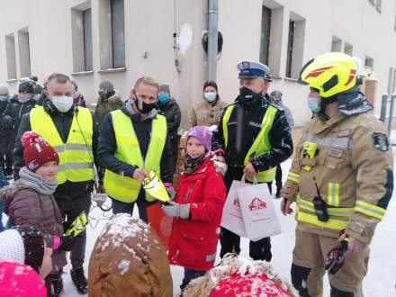 Uczestnicy akcji Świeć Przykładem odbierają odblaski przekazane przez Policję i Radio Bielsko i Urząd Gminy Istebna