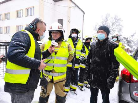 Uczestnicy akcji Świeć Przykładem odbierają odblaski przekazane przez Policję i Radio Bielsko i Urząd Gminy Istebna