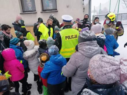 Uczestnicy akcji Świeć Przykładem odbierają odblaski przekazane przez Policję i Radio Bielsko i Urząd Gminy Istebna