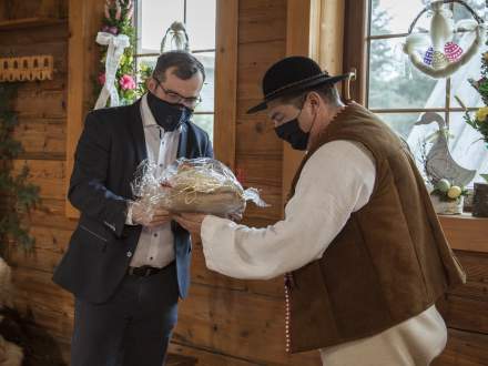 Minister Rolnictwa przyjmuje upominek od bacy Piotra Kohuta w Koniakowie