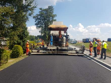 układanie warstwy wiążącej