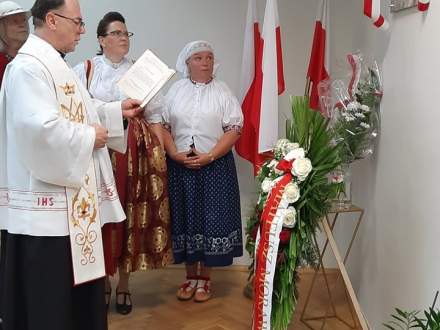 Uroczystość poświęcenia tablicy ku czci Lecha Kaczyńskiego