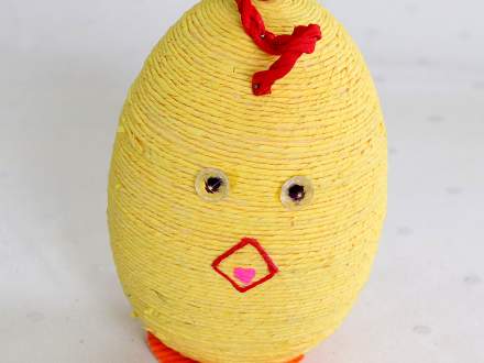 Pisanka - kurczak zdobiona żółtym sznurkiem
