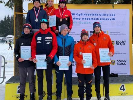 Przemysław Legierski (drugie miejsce) na podium sprintu techniką dowolną (foto: media społecznościowe)