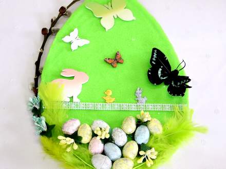 Pisanka zdobiona zielonym filcowym materiałem z jajkami i królikiem
