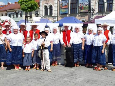 Grupa Śpiewacza Kóniokowianie w strojach regionalnych na rynku w Żywcu