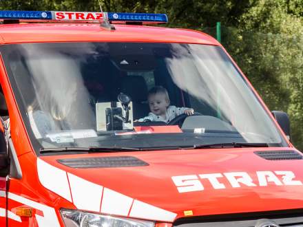 samochód straży pożarnej z dzieckiem