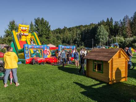 atrakcje i zabawy rodzin na boisku