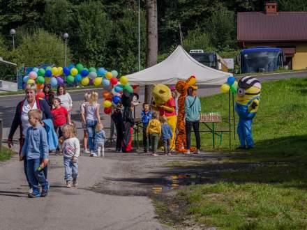 Ozdobione wejście balonami i mieszkańcy z postaciami z bajek