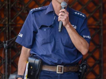 przemawiający policjant