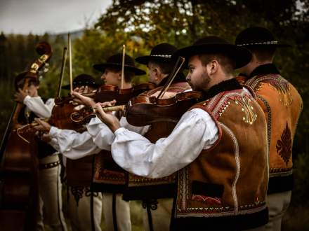 Wokół dziedzictwa Beskidu Śląskiego pędzlem Jana Wałacha. Koncert Muzyka Gór