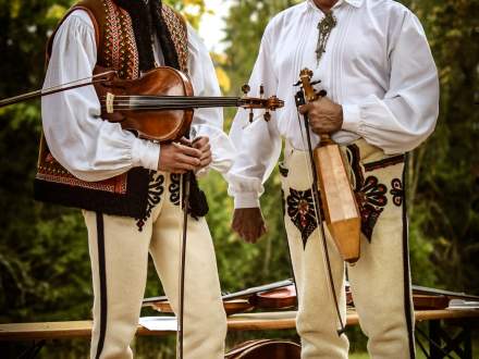 Wokół dziedzictwa Beskidu Śląskiego pędzlem Jana Wałacha. Koncert Muzyka Gór