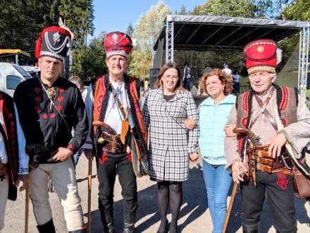 Wójt Gminy Istebna w otoczeniu rekonstruktorów