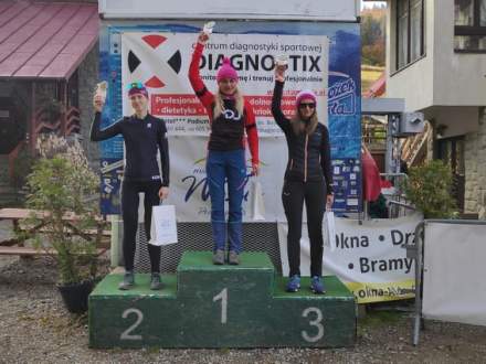 Anna Kaczmarzyk na podium w swej kategorii wiekowej, na miejscu 2 i 3 dwie inne panie