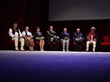 Laureaci Srebrnej Cieszynianki 2021 siedzą na krzesłach na scenie cieszyńskiego teatru; f. M. Krawczyk/Powiat Cieszyński