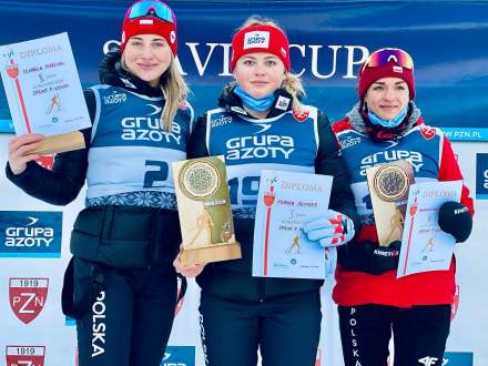 Magda (z prawej) na podium Mistrzostw Polski (foto: PZN  facebook)