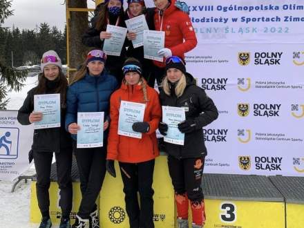 Kamila Idziniak (pierwsze miejsce) i Martyna Michałek (drugie miejsce) na podium biegu na 7,5 km (foto: media społecznościowe)