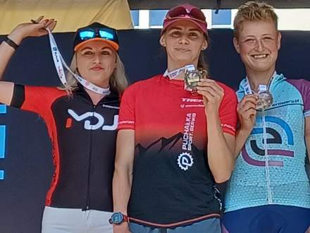 Anna Kaczmarzyk na podium wraz z dwiema innymi zawodniczkami