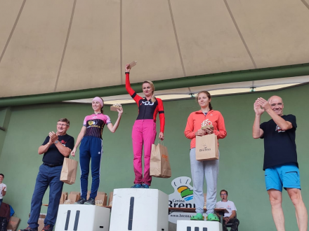 Anna Kaczmarzyk na pierwszym miejscu podium w towarzystwie dwóch innych zawodniczek, a także Wójta Gminy Brenna