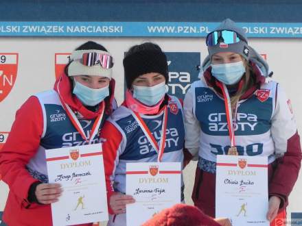 Zuzanna Fujak (w środku) foto: skipol.pl