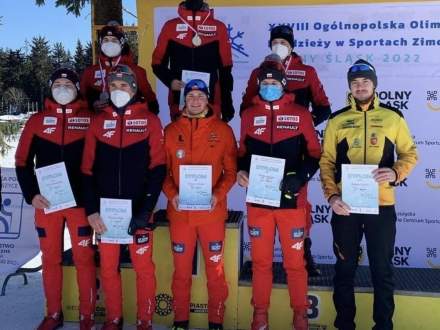 Łukasz Gazurek (trzecie miejsce) na podium biegu na 10 km (foto: media społecznościowe)