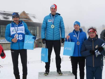 Grzegorz Legierski na najwyższym stopniu podium w Chochołowie (foto: nabiegowkach.pl)