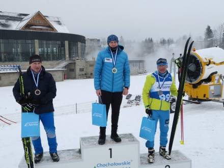 Piotr Michałek na najwyższym stopniu podium w Chochołowie (foto: nabiegowkach.pl)