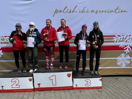 Sztafety: NKS Trójwieś Beskidzka (1 miejsce), AZS AWF Katowice z Magdą Kobielusz (2 miejsce) i MKS Istebna (3 miejsce)