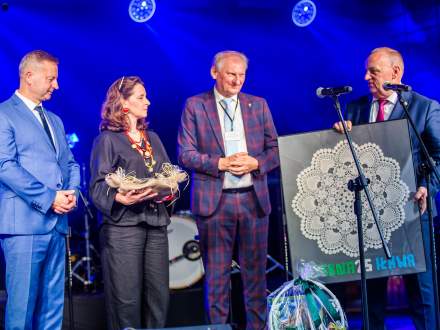 Delegacja z Iławy odbiera pamiątkową koronkę