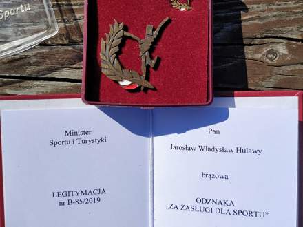 Brązowa odznaka za zasługi dla sportu przyznana Jarosławowi Hulawemu przez Ministra Sportu i Turystyki Witolda bańkę