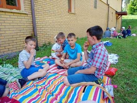 Czterech chłopców na kolorowych kocach