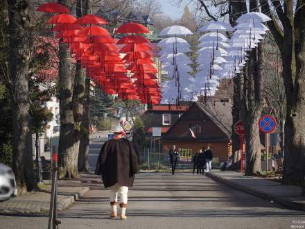 Biało- Czerwone parasolki.