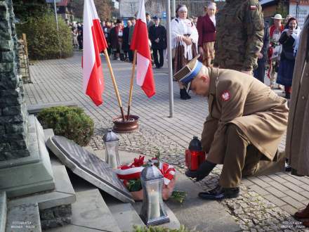 Zapalenie zniczy pod pomnikiem.