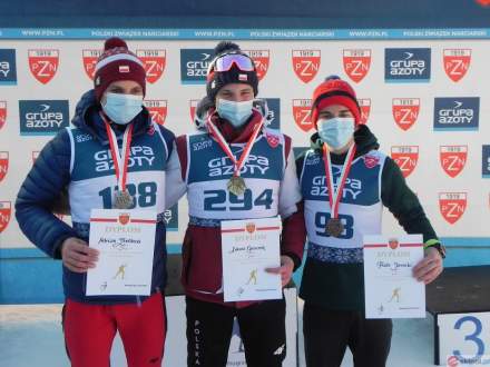 Łukasz Gazurek na podium (w środku)