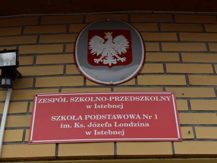 Szyld Zespołu Szkolno Przedszkolnego i Szkoły Podstawowej w Istebnej oraz godło Polski.