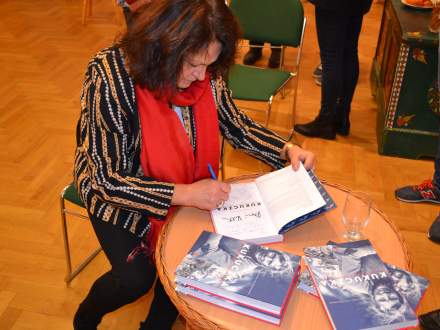 Cecylia Kukuczka podpisuje publikację