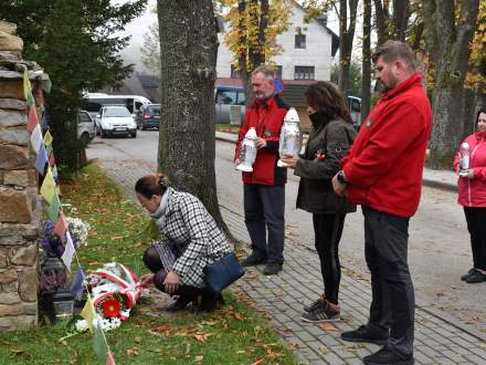 Uczestnicy Rajdu im. J. Kukuczki w Istebnej podczas złożenia kwiatów pod pomnikiem