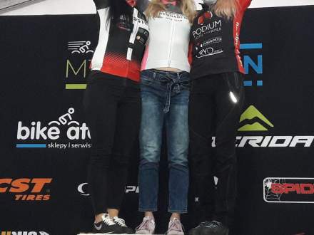 Wielki finał Bike Atelier MTB Maratonu w Dąbrowie Górniczej; na podium Isabella Dudek druga Agnieszka Mojzesz, trzecia Anna Kaczmarzyk; klasyfikacja open