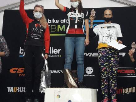 Wielki finał Bike Atelier MTB Maratonu w Dąbrowie Górniczej; na podium:W kategori k3 pierwsze Agnieszka Sitarek, druga Anna Kaczmarzyk, trzecia Anna Fialkiewicz; klasyfikacja generalna cyklu