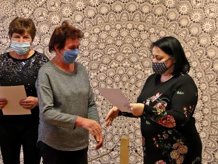 Dyrektor GOK Istebna wręcza nagrodę zdobywczyni III miejsca