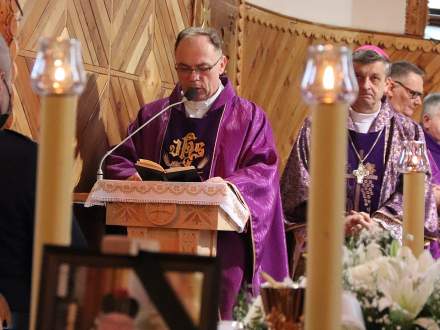 Ksiądz proboszcz Stanisław Pindel prowadzi modlitwę wiernych