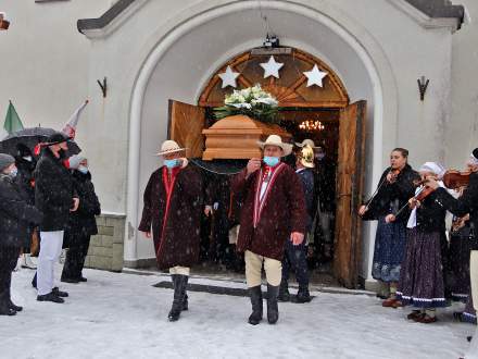 Ksiądz Jerzy po raz ostatni opuszcza kościół parafialny